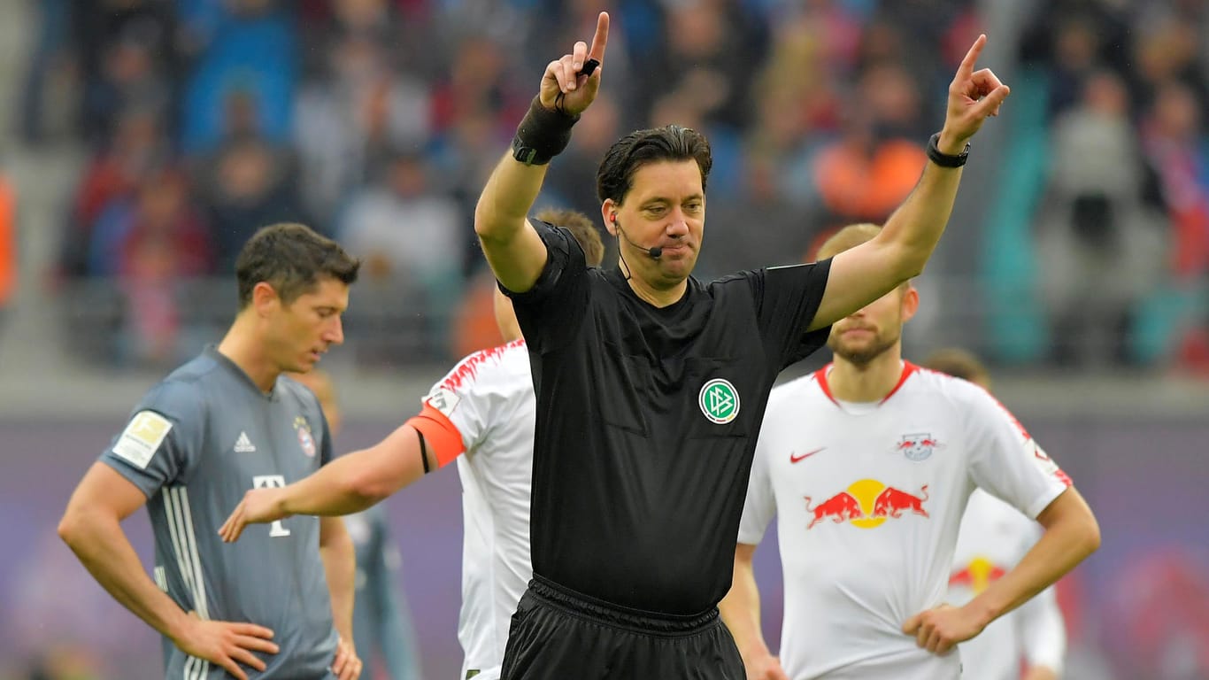 Schiedsrichter Manuel Gräfe zeigt's an: Der Videoassistent hat das vermeintliche 1:0 des FC Bayern aberkannt.