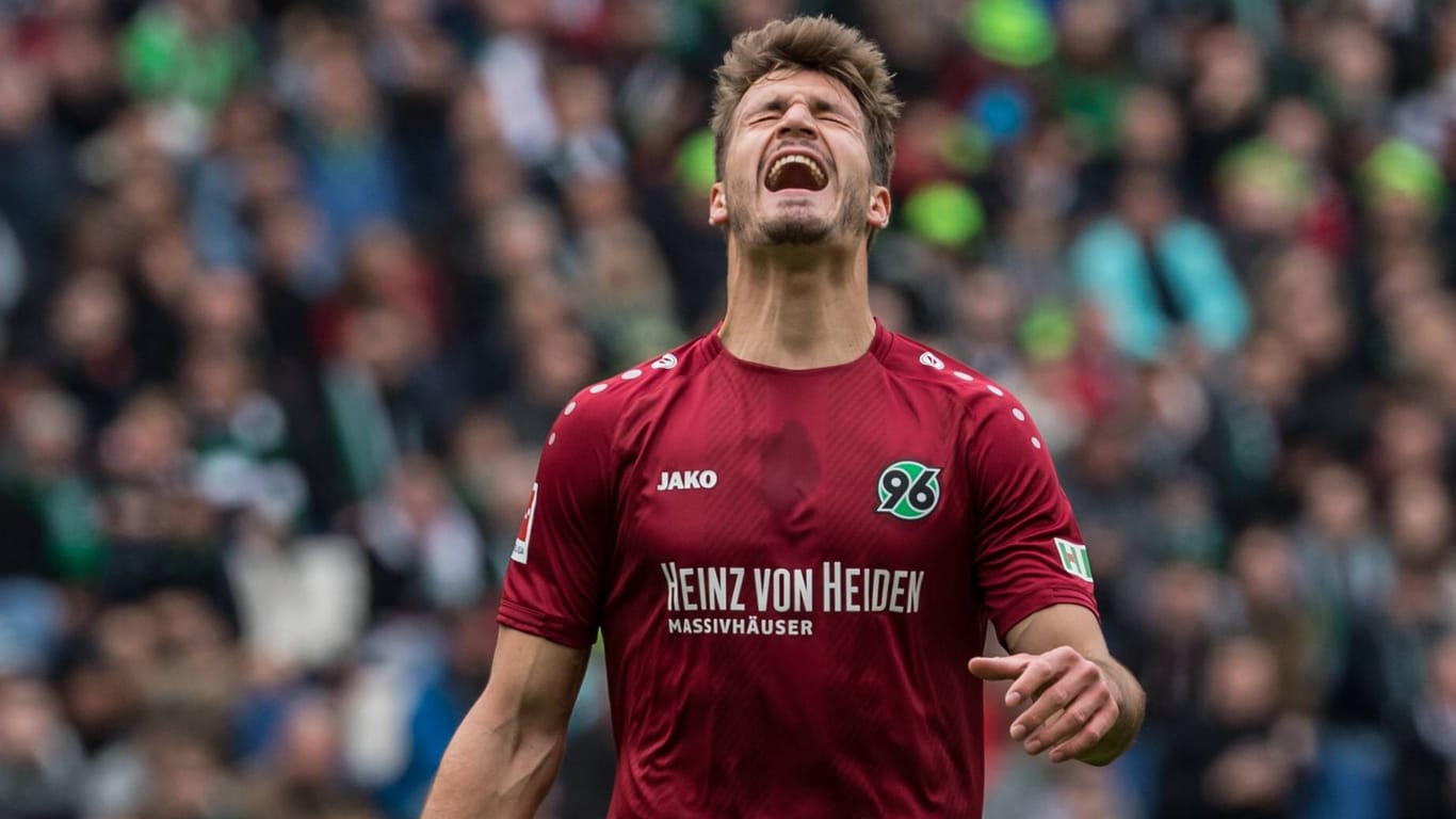 Hendrik Weydandt und Hannover 96 steigen in die zweite Fußball-Bundesliga ab.