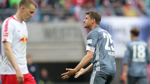 Bayernspieler Thomas Müller regt sich über eine Entscheidung des Schiedsrichters auf. Bayernspieler Thomas Müller regt sich über eine Entscheidung des Schiedsrichters auf.