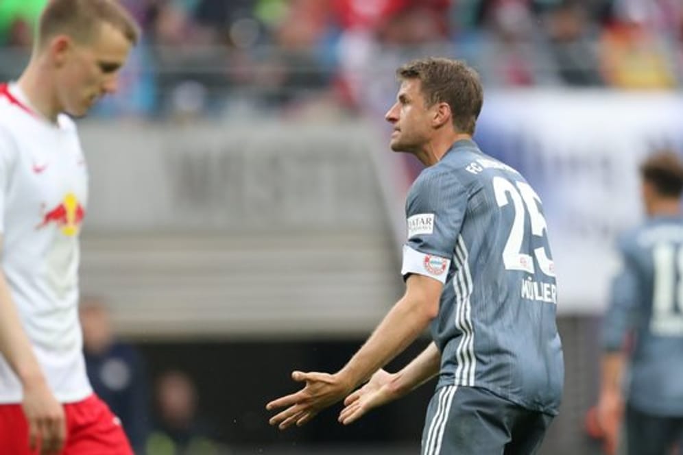 Bayernspieler Thomas Müller regt sich über eine Entscheidung des Schiedsrichters auf.