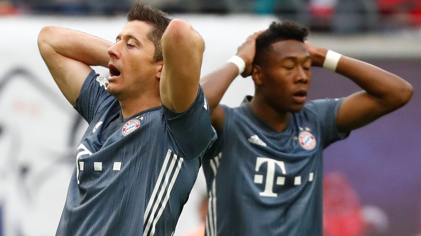 Robert Lewandowski (l.) und David Alaba fassen sich an den Kopf: Die Bayern-Profis konnten das Titelrennen nicht vorzeitig entscheiden.