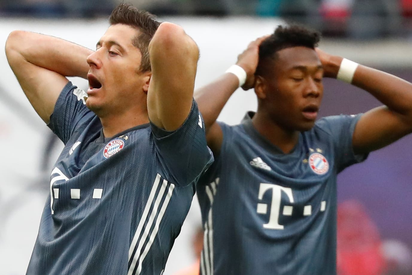 Robert Lewandowski (l.) und David Alaba fassen sich an den Kopf: Die Bayern-Profis konnten das Titelrennen nicht vorzeitig entscheiden.