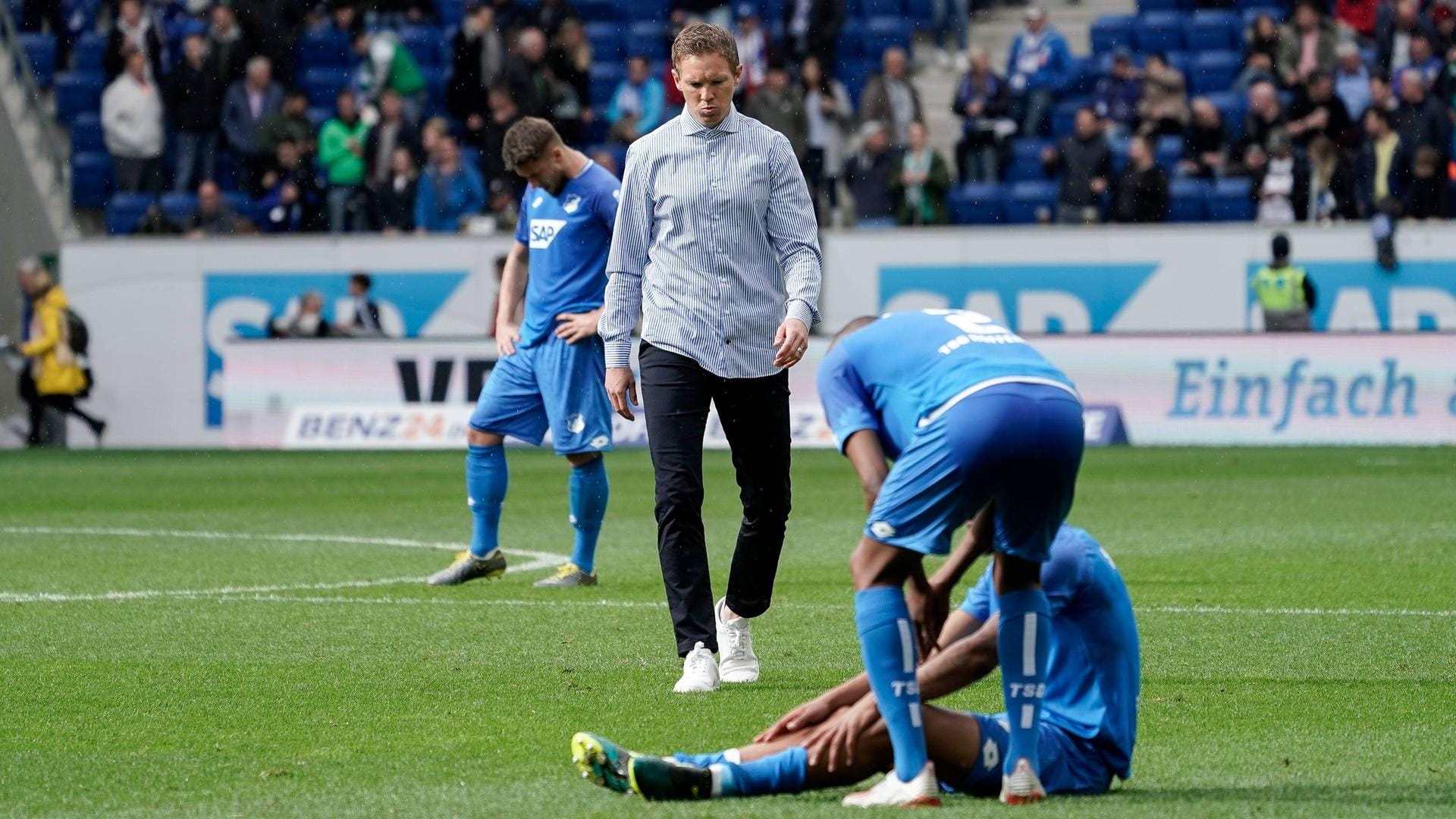 Niedergeschlagen: Julian Nagelsmann (2.v.l.) und die TSG Hoffenheim verpassten den Heimsieg gegen Bremen.