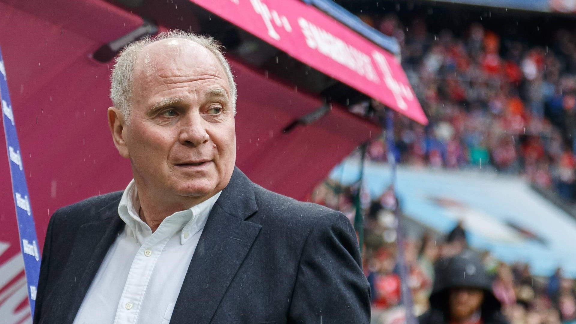 Uli Hoeneß: Der Bayern-Präsident schimpfte über eine Schiedsrichter-Entscheidung beim Remis in Leipzig.