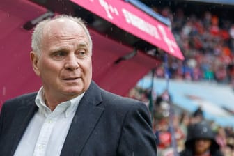 Uli Hoeneß: Der Bayern-Präsident schimpfte über eine Schiedsrichter-Entscheidung beim Remis in Leipzig.
