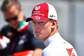 Mick Schumacher am Rande des F2-Rennens in Barcelona.