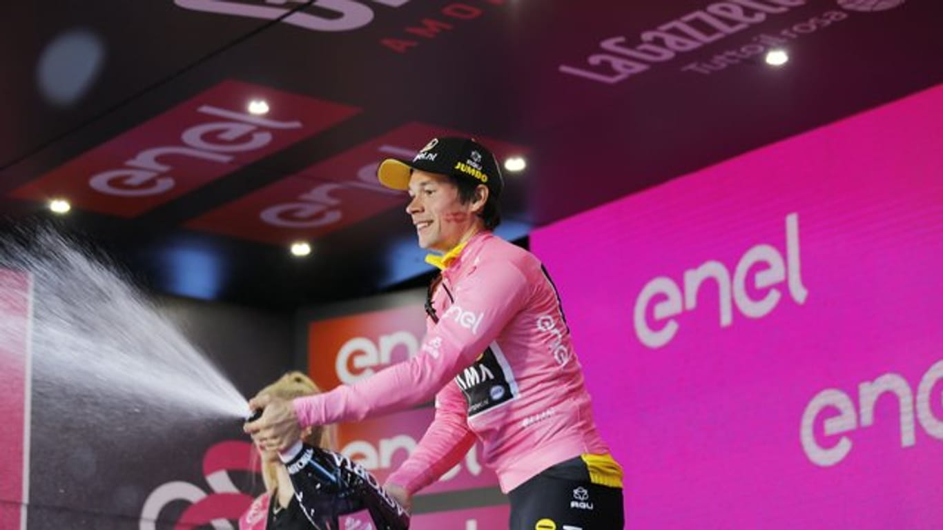 Primoz Roglic im Rosa Trikot des Giro-Spitzenreiters.