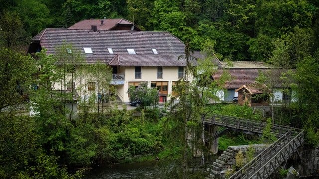 Eine Pension steht von Bäumen umgeben an der Ilz in Paasau. Eine Pension steht von Bäumen umgeben an der Ilz in Paasau.