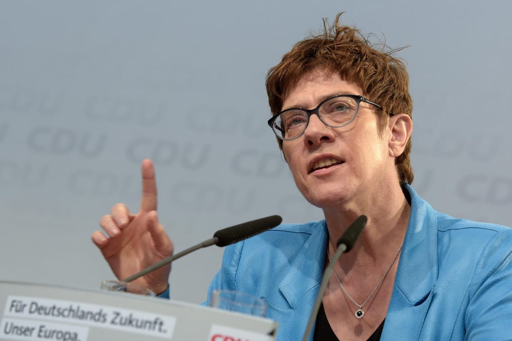 CDU-Chefin im Wahlkampf: Annegret Kramp-Karrenbauer spricht am Freitag bei einer Kundgebung in Ulm.