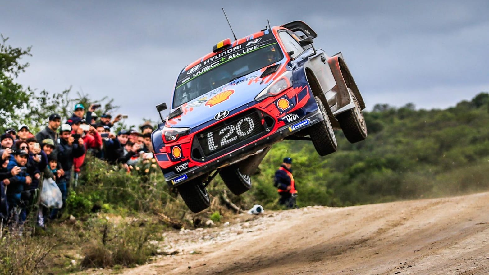 Thierry Neuville hebt ab: Der WM-Führende, hier beim Rennen im April in Argentinien, hatte einen schweren Unfall.