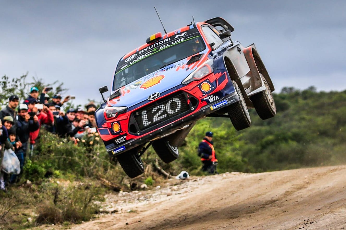 Thierry Neuville hebt ab: Der WM-Führende, hier beim Rennen im April in Argentinien, hatte einen schweren Unfall.