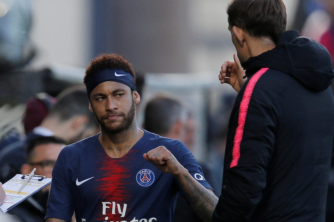 Neymar klatscht mit Trainer Thomas Tuchel ab: Bislang hatten Superstar und Trainer ein gutes Verhältnis.