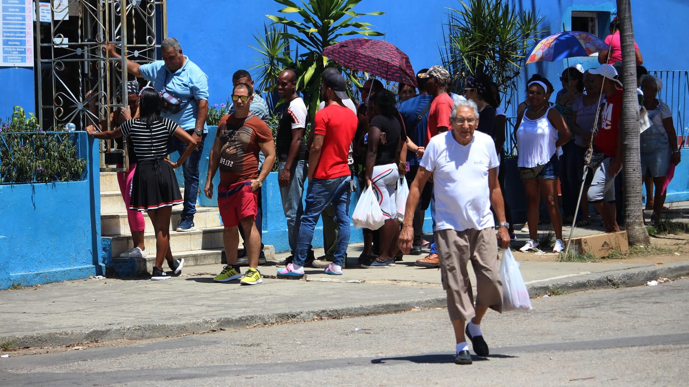 Kuba, Havanna: Menschen stehen vor einem Geschäft in der kubanischen Hauptstadt Havanna an, um einzukaufen. Mit Schrecken erinnern sich die Kubaner an die entbehrungsreiche Sonderperiode zurück.
