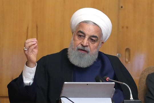 Irans Präsident Hassan Ruhani: "Kapitulation ist mit unserer Mentalität und Religion nicht vereinbar und wir werden daher in dieser Situation auch nicht kapitulieren.