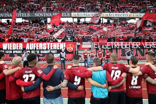 Die Spieler des Clubs stehen vor den Fans: Der 1.