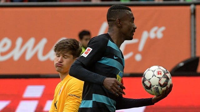 Herthas Salomon Kalou (r) kürte die Berliner als Elfmeterschütze in der Nachspielzeit zum Sieger. Herthas Salomon Kalou (r) kürte die Berliner als Elfmeterschütze in der Nachspielzeit zum Sieger.