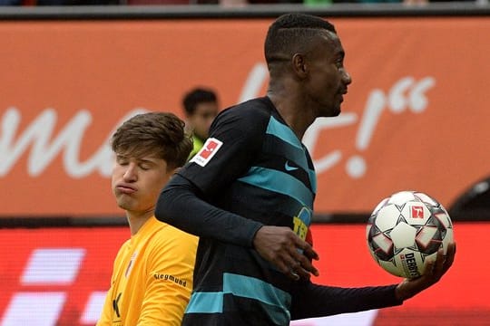 Herthas Salomon Kalou (r) kürte die Berliner als Elfmeterschütze in der Nachspielzeit zum Sieger.