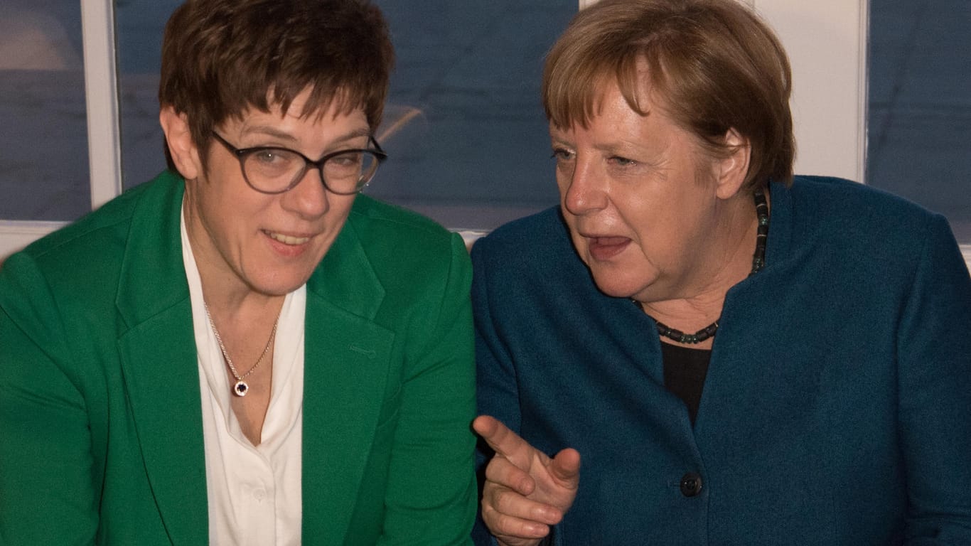 Annegret Kramp-Karrenbauer (l) und Angela Merkel kommen zur Nacht der Süddeutschen Zeitung: Beide Politikerinnen sind sich einig, dass es keinen frühzeitigen Wechsel im Kanzleramt geben sollte.
