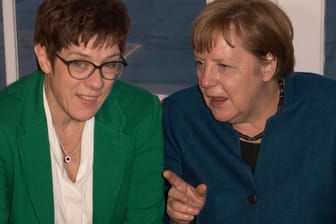 Annegret Kramp-Karrenbauer (l) und Angela Merkel kommen zur Nacht der Süddeutschen Zeitung: Beide Politikerinnen sind sich einig, dass es keinen frühzeitigen Wechsel im Kanzleramt geben sollte.