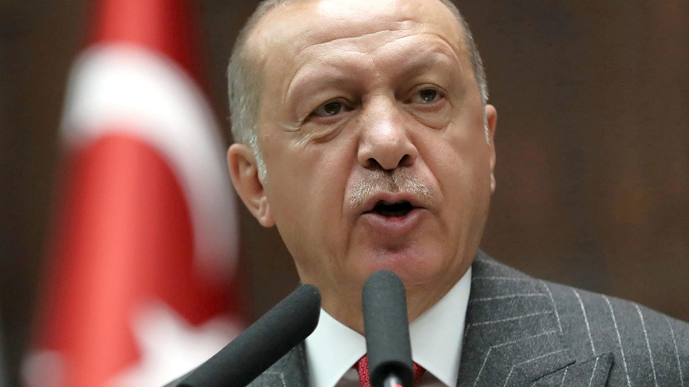 Recep Tayyip Erdogan spricht im Parlament: Der türkische Präsident hat jegliche internationale Kritik an der Entscheidung der Wahlkommission zur Annullierung der Ergebnisse der Bürgermeisterwahl in Istanbul zurückgewiesen.