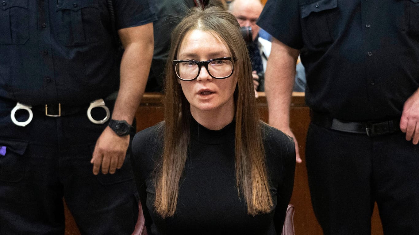 Anna Sorokin sitzt bei der Urteilsverkündung in einem Gerichtssaal im höchsten Gericht des Bundesstaats New York: Sorokin ist zu einer Haftstrafe von vier bis zwölf Jahren verurteilt worden.