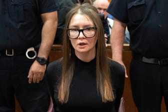 Anna Sorokin sitzt bei der Urteilsverkündung in einem Gerichtssaal im höchsten Gericht des Bundesstaats New York: Sorokin ist zu einer Haftstrafe von vier bis zwölf Jahren verurteilt worden.