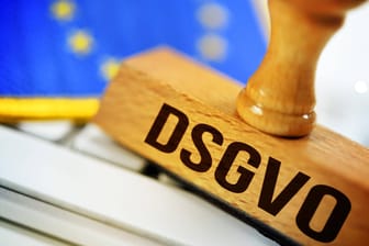 Ein Stempel trägt die Aufschrift "DSGVO": Die europäische Datenschutzgrundverordnung muss seit dem 25. Mai 2018 von allen in Europa aktiven Unternehmen umgesetzt werden.