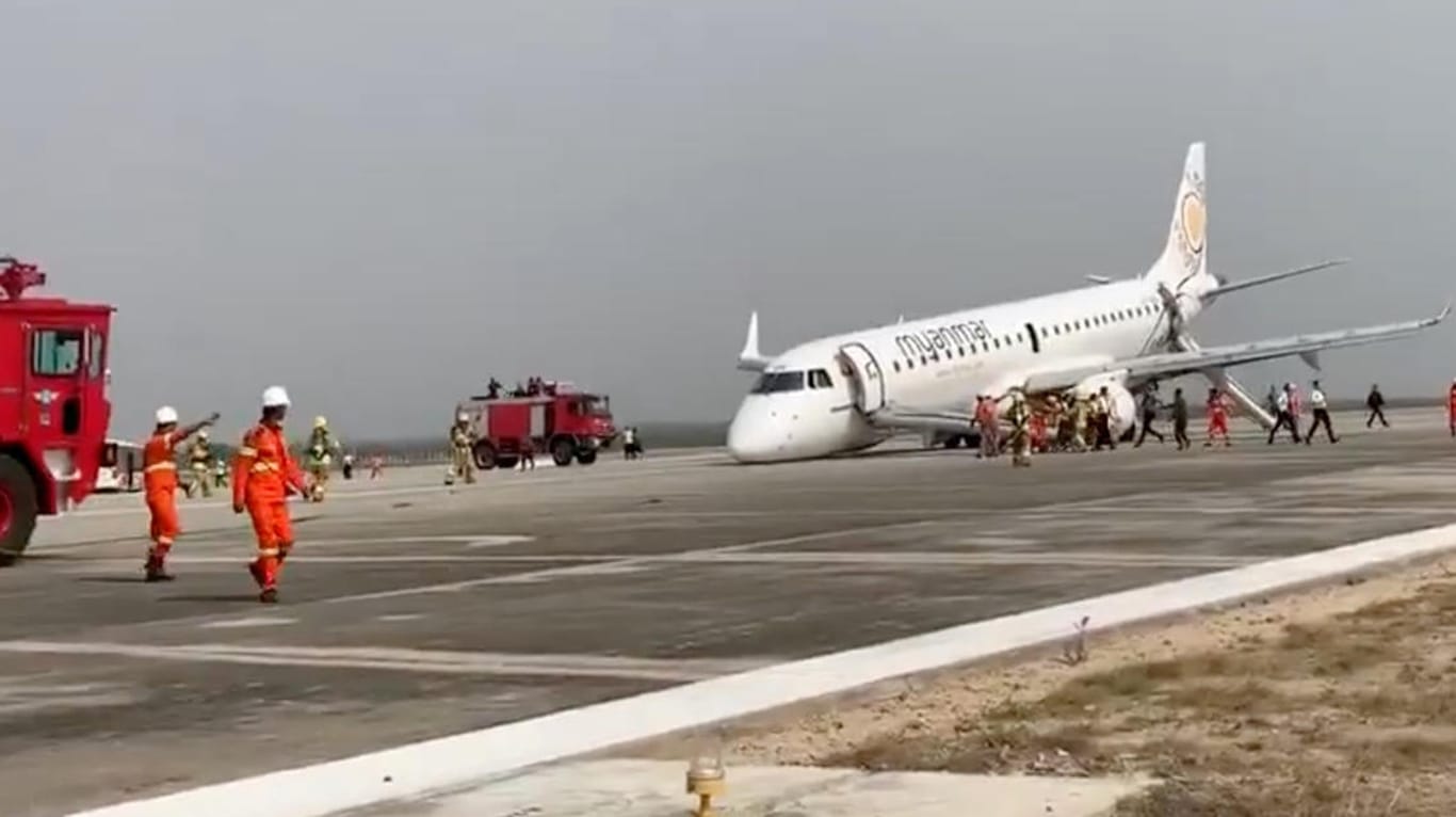 Nach der spektakulären Notlandung: Passagiere verlassen das Flugzeug auf dem Flughafen von Mandalay.