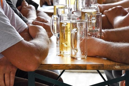 Laut einer aktuellen Untersuchung trinken fast acht Millionen Menschen in Deutschland zu viel Alkohol.