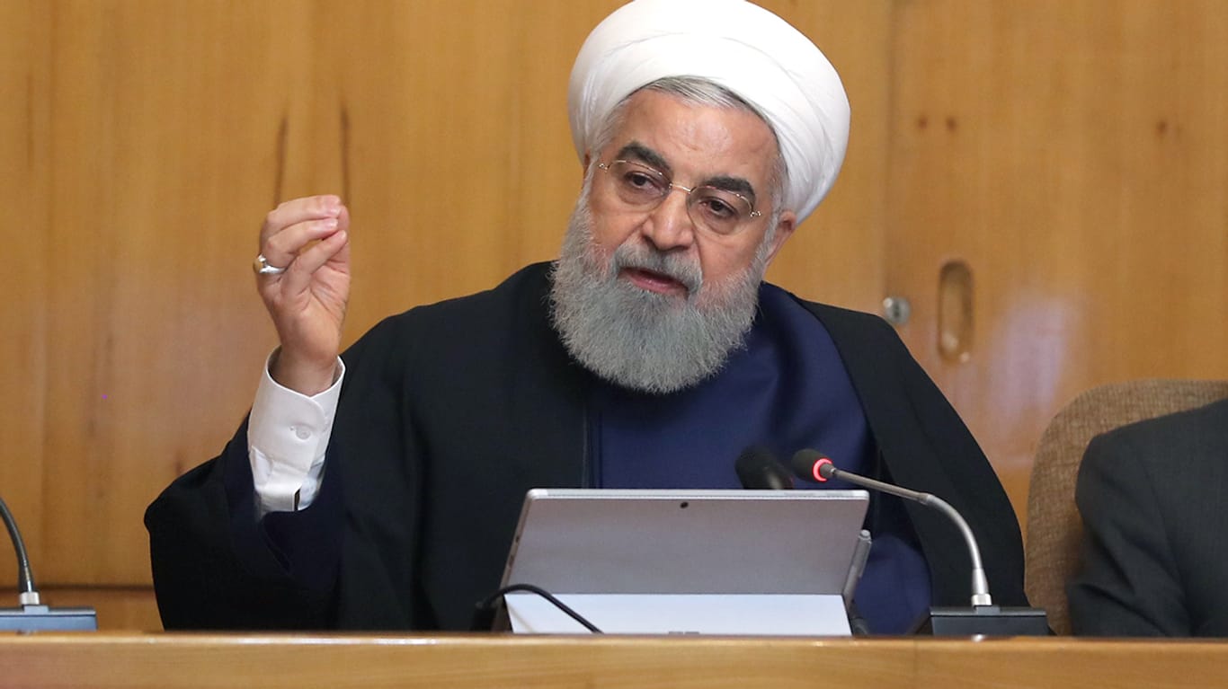Hassan Ruhani während einer Kabinettssitzung: Der iranische Präsident hat das Angebot, mit Donald Trump telefonisch über den Konflikt zwischen beiden Ländern zu reden, abgelehnt.