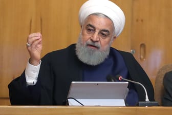 Hassan Ruhani während einer Kabinettssitzung: Der iranische Präsident hat das Angebot, mit Donald Trump telefonisch über den Konflikt zwischen beiden Ländern zu reden, abgelehnt.