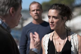 Privatdetektiv Hartwig Seeler (Matthias Koeberlin) beobachtet einen Streit zwischen Amanda (Friederike Becht) und Felix Kepler (Michael Wittenborn).
