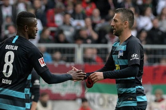Vedad Ibisevic (r) glaubt an eine Vertragsverlängerung bei Hertha.