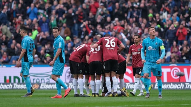 Letzter Jubel bei Hannover 96 (M): Mit einem 3:0 über den SC Freiburg verabschieden sich die Niedersachsen in die 2.