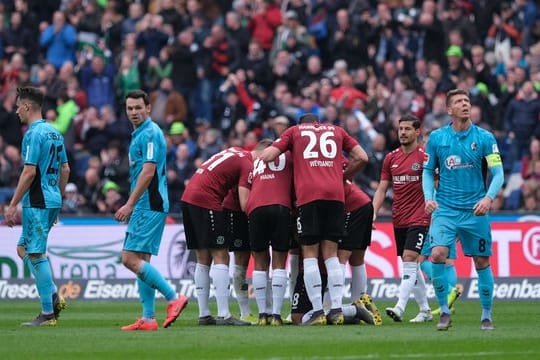 Letzter Jubel bei Hannover 96 (M): Mit einem 3:0 über den SC Freiburg verabschieden sich die Niedersachsen in die 2.