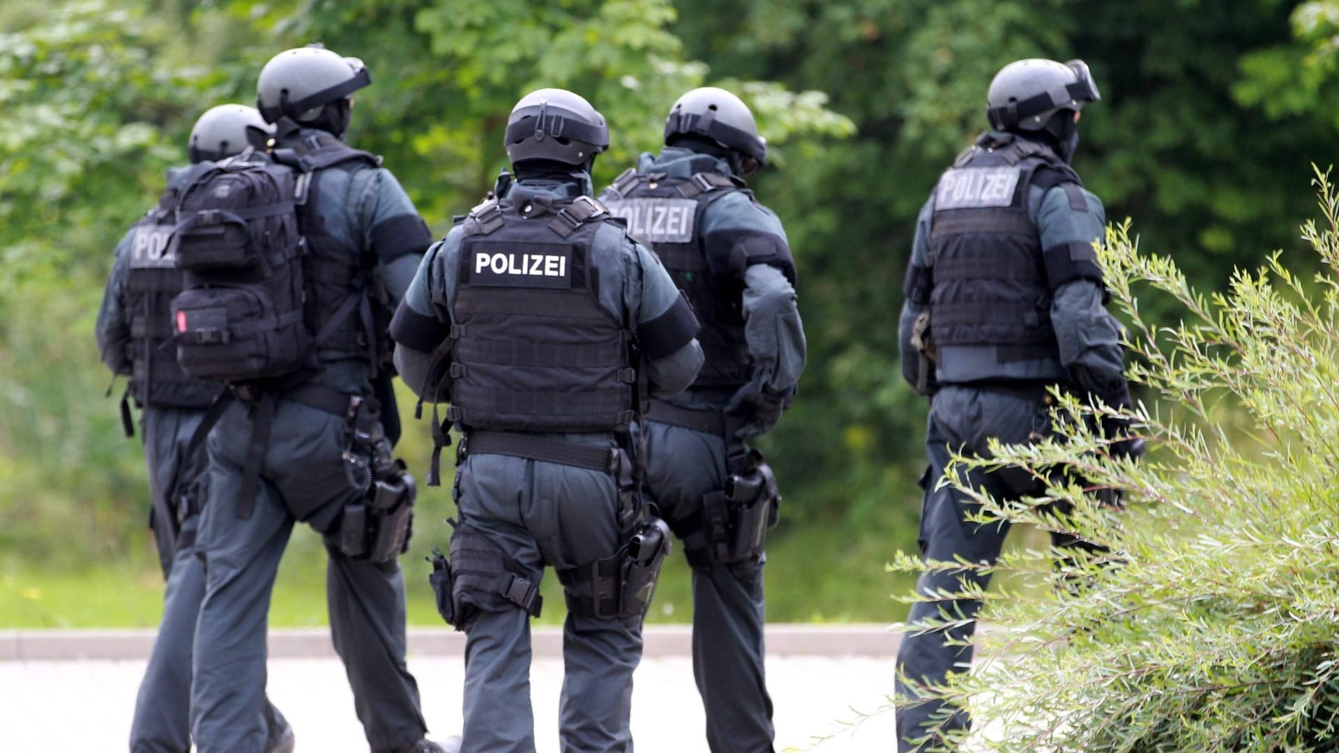 Einsatzkräfte bei einer SEK-Übung (Symbolbild): In einem Fall habe ein in der Wohnung vermuteter Drogendealer hausintern die Wohnung getauscht.