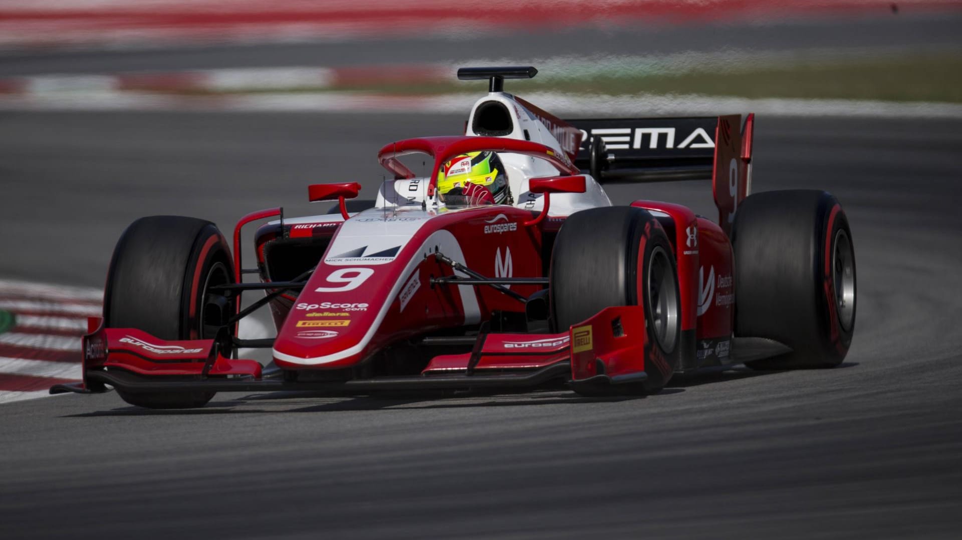 Mick Schumacher in seinem PREMA auf der Strecke in Barcelona.