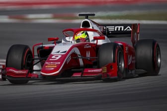 Mick Schumacher in seinem PREMA auf der Strecke in Barcelona.