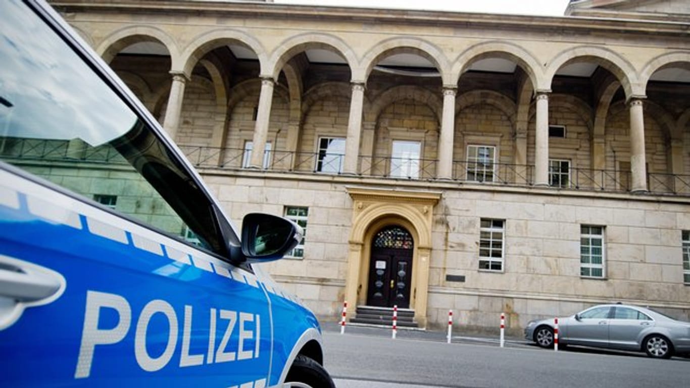 Ein Polizeifahrzeug steht vor dem Landgericht Wuppertal (Symbolbild): Wo der Mann zuletzt gesehen wurde und ob es Spuren gibt, will der Staatsanwalt aus ermittlungstaktischen Gründen nicht sagen.