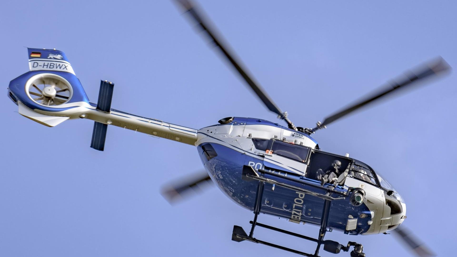 Polizeihubschrauber im Einsatz (Symbolbild): Die Polizei hat noch in der Nacht begonnen, mit einem Hubschrauber nach dem Autofahrer zu suchen.