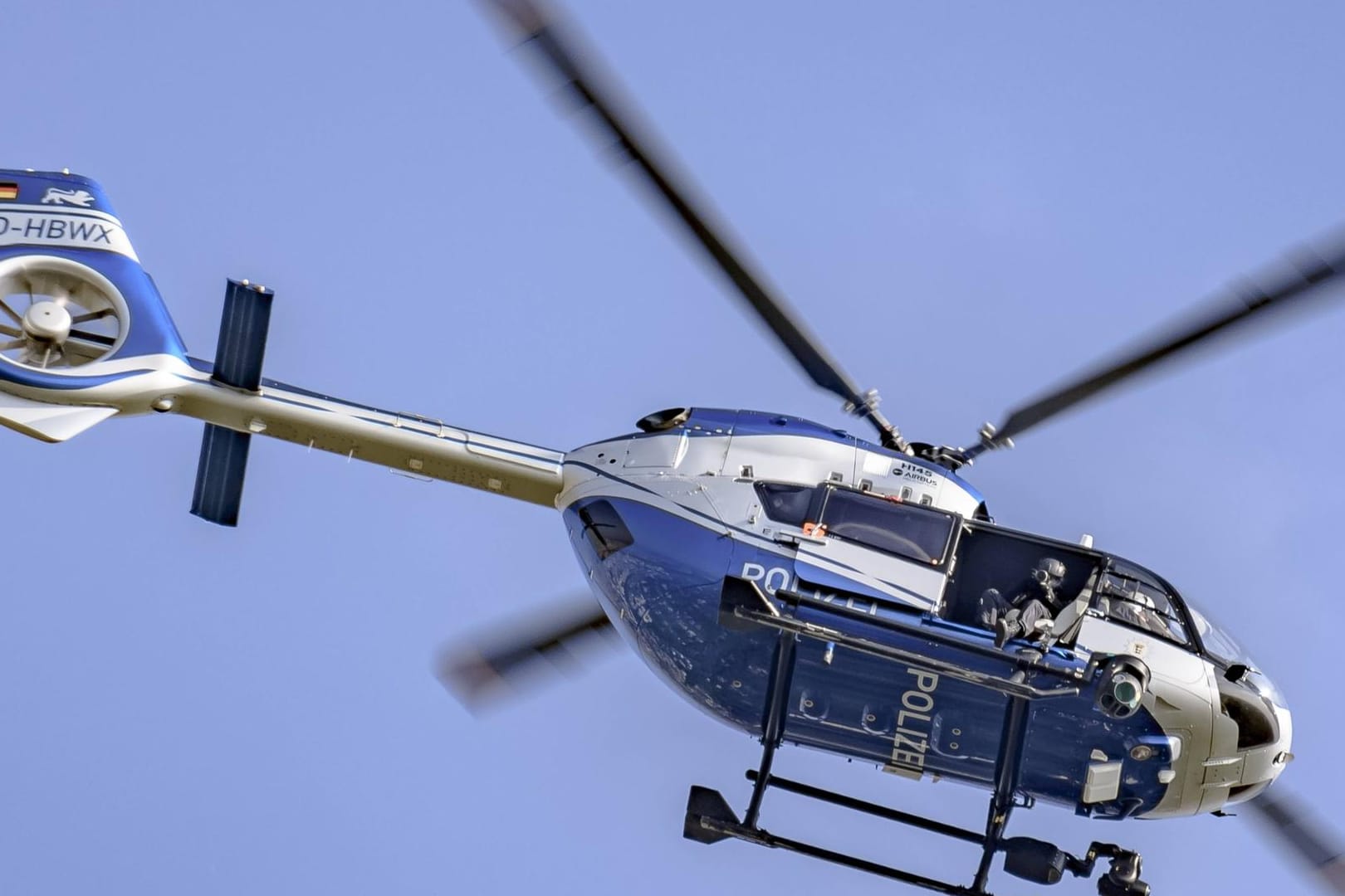 Polizeihubschrauber im Einsatz (Symbolbild): Die Polizei hat noch in der Nacht begonnen, mit einem Hubschrauber nach dem Autofahrer zu suchen.