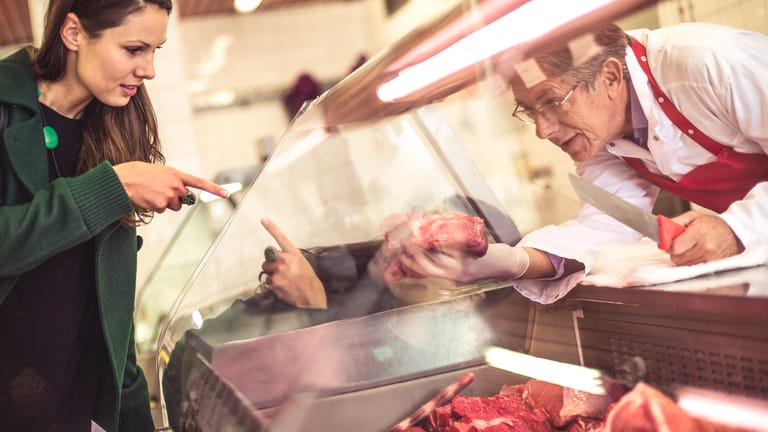 Frau kauft Fleisch: Bei der Bedientheke im Supermarkt gehen viele Menschen davon aus, dass das verkaufte Fleisch frisch vom Schlachter ist.