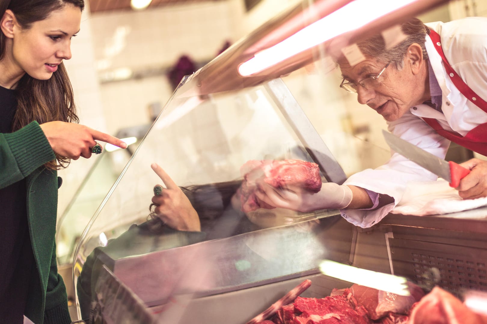 Frau kauft Fleisch: Bei der Bedientheke im Supermarkt gehen viele Menschen davon aus, dass das verkaufte Fleisch frisch vom Schlachter ist.