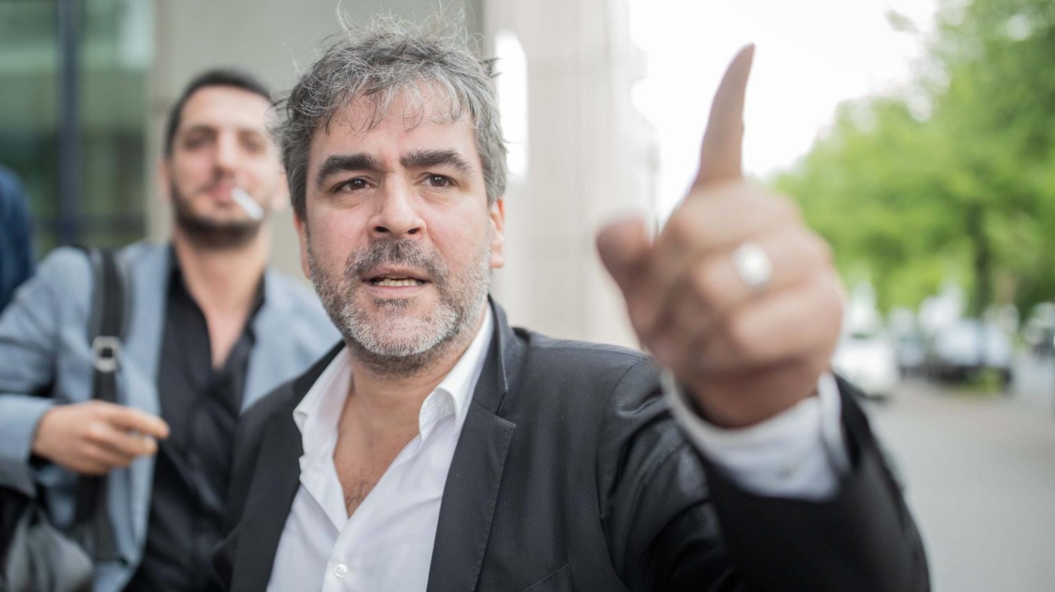 Deniz Yücel nach seiner Vernehmung nach einer Rechtshilfeanfrage eines türkischen Gerichts: Der "Welt"-Korrespondent ist während seiner Haftzeit in der Türkei eigenen Angaben zufolge gefoltert worden.