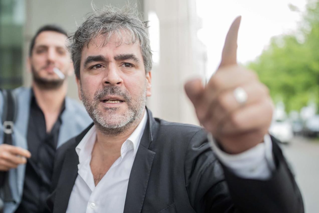 Deniz Yücel nach seiner Vernehmung nach einer Rechtshilfeanfrage eines türkischen Gerichts: Der "Welt"-Korrespondent ist während seiner Haftzeit in der Türkei eigenen Angaben zufolge gefoltert worden.