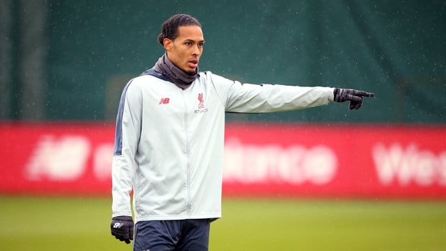 Virgil van Dijk ist der erste Abwehrspieler seit 2004, der zum "Spieler der Saison" in England gewählt wurde. Virgil van Dijk ist der erste Abwehrspieler seit 2004, der zum "Spieler der Saison" in England gewählt wurde.