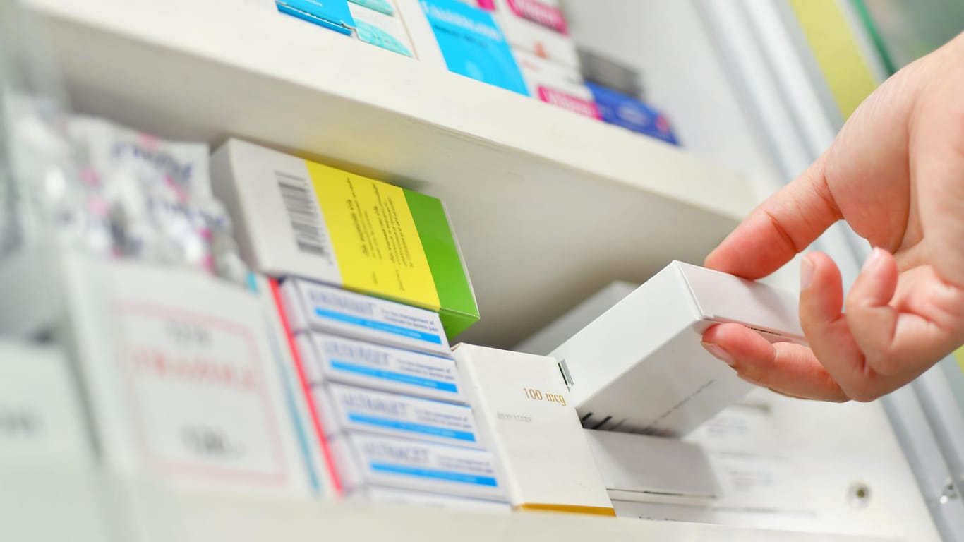 Eine Apothekerin greift zu einem Medikament: Das Pharmaunternehmen Puren Pharma GmbH & Co. KG ruft den Blutdrucksenker Candesartan zurück. (Symbolbild)