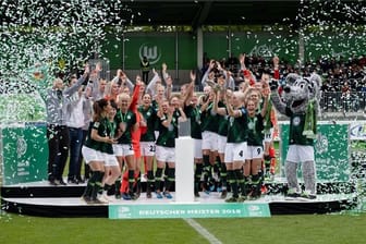 Die Spielerinen des VfL Wolfsburg feiern den Gewinn der Deutschen Meisterschaft.