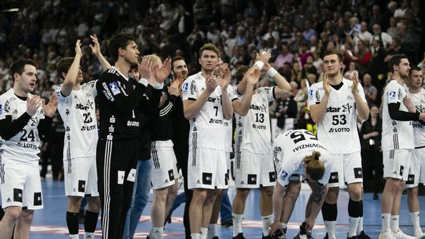 Die Spieler des THW Kiel feiern nach dem knappen 20:18 gegen Flensburg.