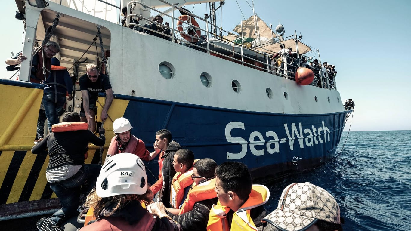 "Wir sind wieder unterwegs": Ein Schiff der Hilfsorganisation Sea-Watch nimmt Flüchtlinge an Bord.